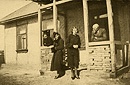 Mynw, 1937 r. Rodzina Fedorowiczw w okresie budowy domu. Dom istnieje do dzisiaj, mieszka w nim rodzina ukraiska przesiedlona z Polski.