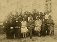 Mynw, 1933 r. VII klasa Szkoy Powszechnej. W pierwszym rzdzie od prawej siedz nauczyciele: Zalewska, Bersztiwko (narodowoci ydowskiej), Dernoanka, kierownik szkoy Nowak z on, Purosiewicz, ykowa.