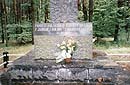 Janowa Dolina, 2001 r. Dwujzyczny napis na krzyu-pomniku powicony ofiarom UPA z 23 kwietnia 1943 r., bez wymienienia sprawcw zbrodni. 