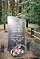 Janowa Dolina, 2001 r. Kamie z napisem upamitniajcym zamordowanych Polakw w kwietniu 1943 r., stojcy obok krzya-pomnika.