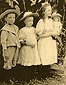 Berezne, miasteczko, koniec XIX w. Dzieci wacicieli majtku Szubkw w gminie Tuczyn powiatu rwieskiego, od lewej: Wodzimierz, Maria i Nina Rybczyscy.