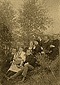 Berezne, okoo 1910 r. Spotkanie towarzyskie. Porodku w ciemnej sukni z biaym abotem pod szyj Nina Rybczyska.