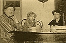 Berezne, lata 1913-1914. Wacicielki majtku Szubkw w gminie Tuczyn powiatu rwieskiego, od lewej: Oktawia Rybczyska z domu von Stein i jej crki - Olga i Nina.