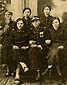Ostrwki, okoo 1938 r. Obrona Narodowa. Siedzce kobiety: Wiktoria Uszaruk (od lewej) i Wiktoria Harmata (od prawej), zamordowane 30 sierpnia 1943 r. przez UPA, Jan Trusiuk (midzy nimi) zgin w 1944 r. w alinie.