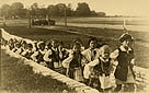 uck, 1937 r. Stadion. Dzieci ze Szkoy Powszechnej nr 1 im. Krlowej Jadwigi podczas wita wychowania fizycznego, przygrywa orkiestra wojskowa 24 Puku Piechoty. W pierwszej parze Lila Kuryo.
