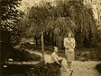 uck, koniec lat 30-tych. Na spacerze w parku im. Pierackiego. Z prawej Janina Podolska.