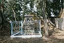 Dohe, kolonia w gminie Antonwka, 2002 r. Pomnik na zbiorowej mogile Polakw zamordowanych 11 listopada 1943 r. przez UPA.