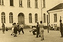 Ostrg nad Horyniem, lata 30-te. Gra w siatkwk na boisku Gimnazjum Pastwowego im. Marii Konopnickiej.