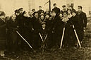 Ostrg nad Horyniem, 1939 r. Klasa Ib Liceum Pedagogicznego podczas pracy przy inspektach.