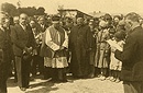 Horochów, 1937 r. Powitanie ks. biskupa Adolfa Szelążka, ordynariusza diecezji łuckiej - stoi w środku między starostą powiatowym i ks. Aleksandrem Puzyrewiczem (w sutannie).