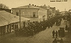 Kowel, 1916 r. Rosyjscy jeńcy wojenni prowadzeni do niewoli niemieckiej ulicami Kowla. Pocztówka niemiecka.