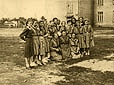 Kowel, 1939 r. Zbiórka drużyny harcerek przy Gimnazjum Państwowym na boisku szkolnym.