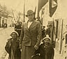 Krzemieniec, 1937 r. Na świątecznym spacerze (3 Maja) po mieście Maria Sokołowska z córkami Grażynką i Wandusią.