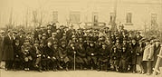 Łuck, lata 30-te. Zdjęcie na zakończenie konferencji w Dyrekcji Robót Publicznych. Stojący w muszce z lewej strony rzędu siedzących Józef Kuryłło.