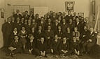 Łuck, 1938 r. Zdjęcie okolicznościowe grupy urzędników, prawdopodobnie w Urzędzie Wojewódzkim.