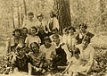 Kiwerce, 1929 r. Spotkanie koleżeńskie na łonie przyrody po zakończeniu roku szkolnego. W trzecim rzędzie u góry pośrodku Janina Podolska.