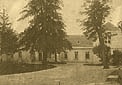 Dwór w majątku Szubków w gminie Tuczyn, skonfiskowany po 1863 r. przez władze carskie Tadeuszowi Dzierzbickiemu, uczestnikowi Powstania Styczniowego. W latach 1924-1939 w budynku tym mieściła się Szkoła Rolnicza. Zdjęcie z lat międzywojennych.