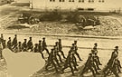 Włodzimierz Wołyński, 1937 r. Ćwiczenia przed budynkiem dowództwa Szkoły Podchorążych Rezerwy Artylerii.