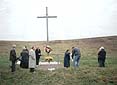 Fundum, kolonia w gminie Chotiaczów, 2001 r. Krzyż upamiętniający Polaków pomordowanych w 1943 r. przez OUN-UPA.