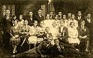 Zdjęcie ślubne Stanisława Woźniczki ze Stefanią Giergielewicz, zamordowanych z trójką dzieci 11 lipca 1943 r. w kolonii Jerzyn w gminie Poryck. Młoda para w rzędzie siedzących z bukietem.